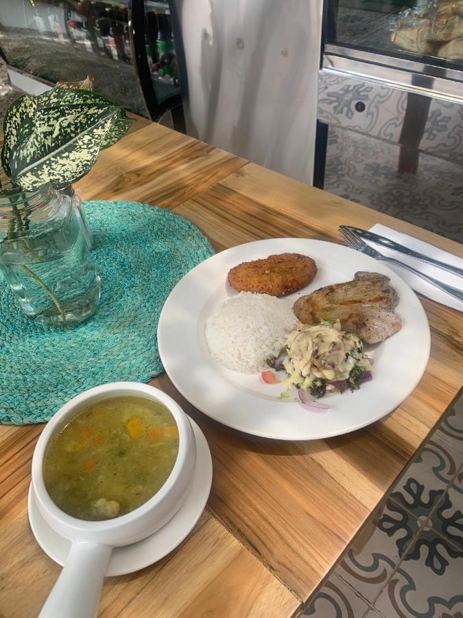 Hotel Casa Las Palmas 메딜린 외부 사진